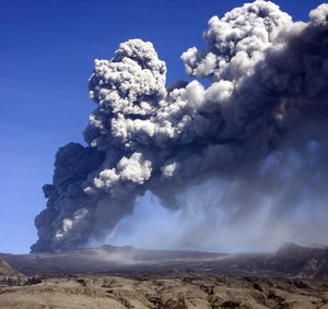 Aschewolke über Vulkan
